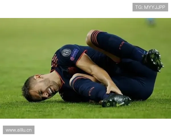 拜仁防线压上成瘾,身后空当频遭利用,稳定性面临考验